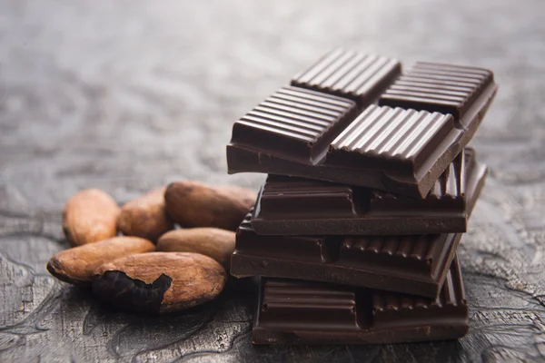 Feijão de cacau com chocolate ao leite — Fotografia de Stock