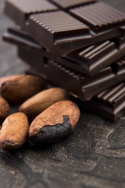 Kakaobohnen mit Vollmilchschokolade — Stockfoto