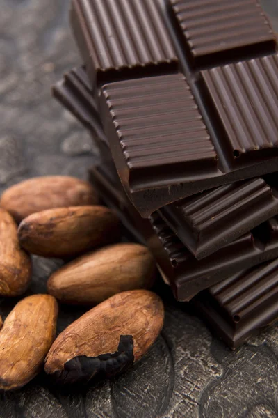 Feijão de cacau com chocolate ao leite — Fotografia de Stock