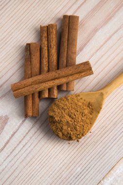 Tarçın, bütün tahta kaşık toz yığını bir sopa