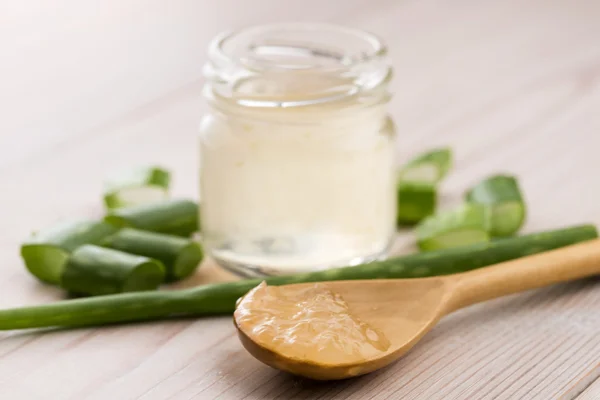 Suco de aloe vera com folhas frescas — Fotografia de Stock