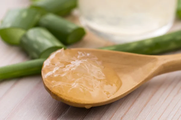 Suco de aloe vera com folhas frescas — Fotografia de Stock