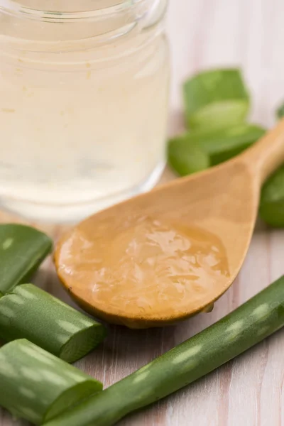 Suco de aloe vera com folhas frescas — Fotografia de Stock