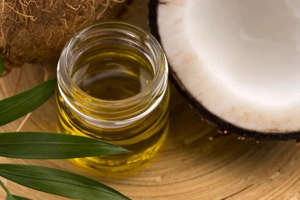 Coconut and coconut oil — Stock Photo, Image