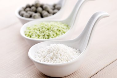 Limonlu muhallebi incileri. Beyaz köpüklü çay malzemeleri.