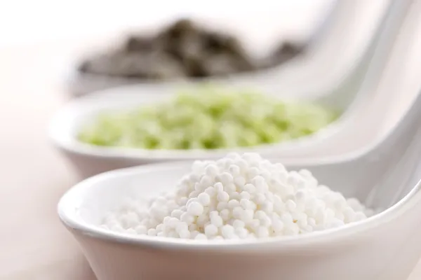 Tapioka-Perlen mit Limette. Zutaten aus weißem Bubble Tea — Stockfoto