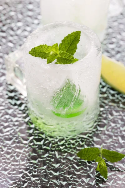 Glas gemaakt van ijs met wodka, citroen en mint — Stockfoto