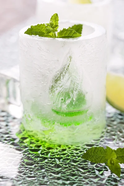 Glas gemaakt van ijs met wodka, citroen en mint — Stockfoto