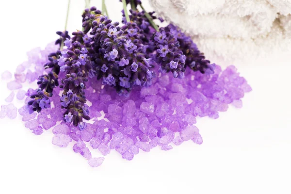 Las flores de lavanda y la sal de baño - tratamiento de belleza — Foto de Stock