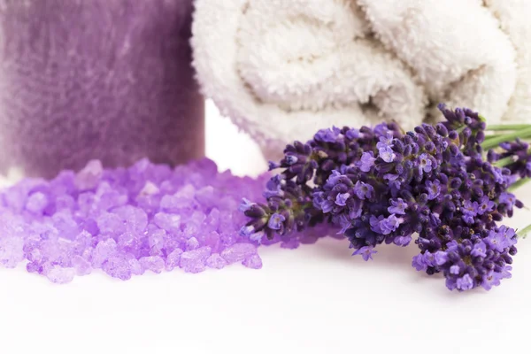 Lavendel blommor och badsalt - skönhetsbehandling — Stockfoto