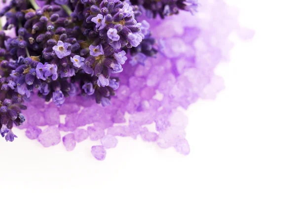 薰衣草鲜花和沐浴盐-美容治疗 — 图库照片