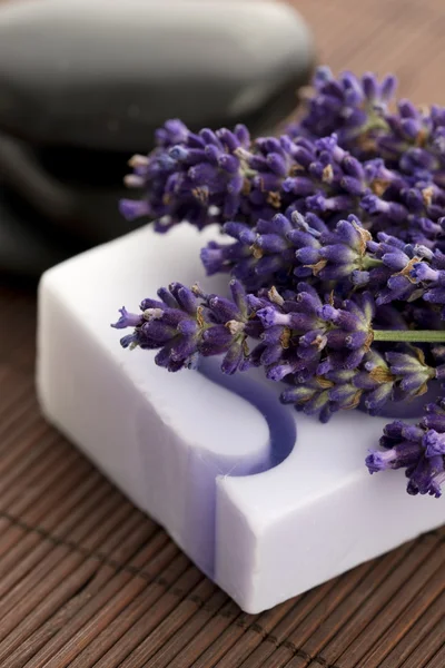 Bar av naturlig tvål och lavendel blommor — Stockfoto