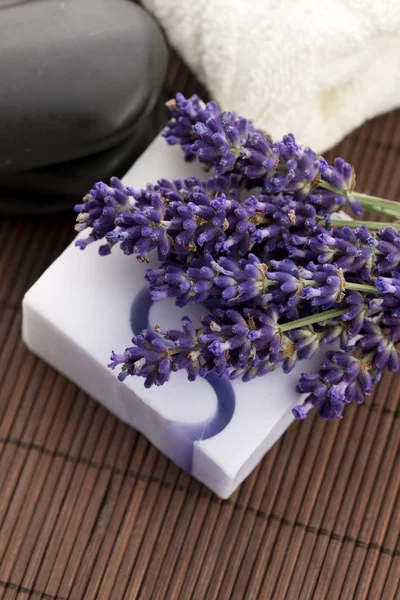 Barra de sabão natural e flores de lavanda — Fotografia de Stock