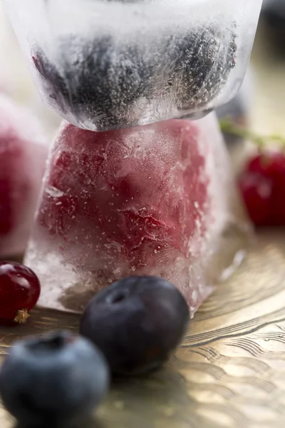 Färska bär frukter frysta i iskuber — Stockfoto