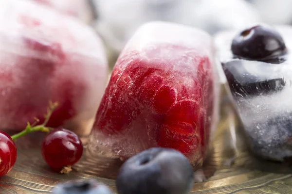 Frutta fresca congelata in cubetti di ghiaccio — Foto Stock