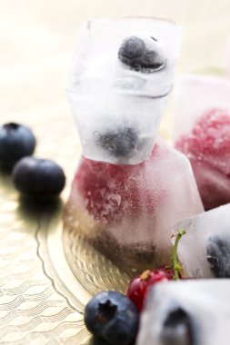 buz içinde donmuş taze berry meyve