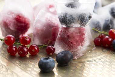 buz içinde donmuş taze berry meyve