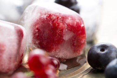 buz içinde donmuş taze berry meyve