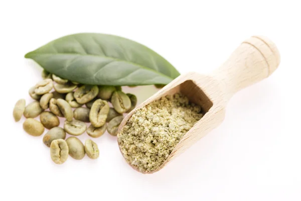 Gröna kaffebönor med blad — Stockfoto