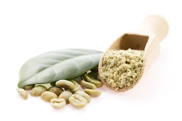 Gröna kaffebönor med blad — Stockfoto
