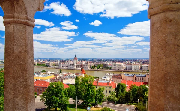 Beautiful Budapest Through Columns — Stock Photo, Image