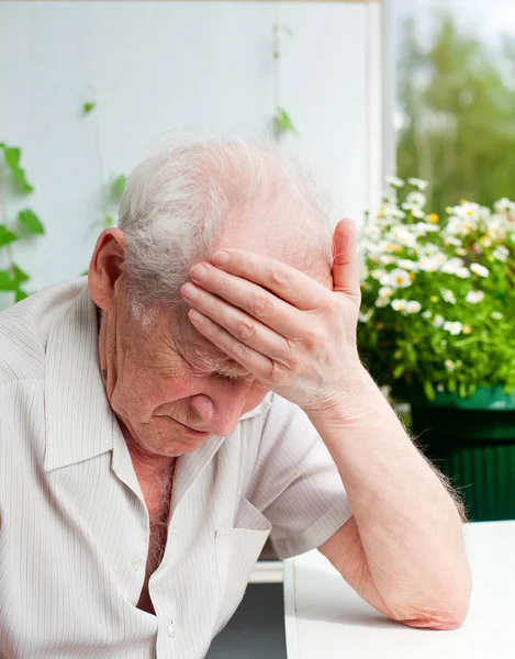 Hombre mayor con dolor de cabeza —  Fotos de Stock