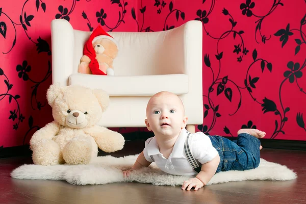 Liegender kleiner Junge — Stockfoto