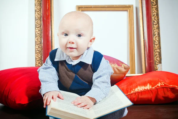 Śmieszne małe dziecko z książki — Zdjęcie stockowe