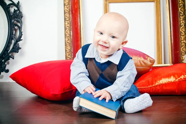 Сміється маленька дитина з книгою — стокове фото