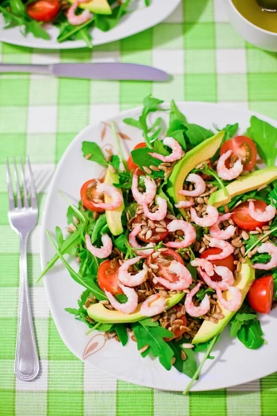 Frischer grüner Salat mit Garnelen — Stockfoto