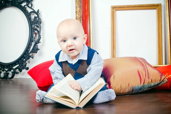 Chico curioso con libro —  Fotos de Stock