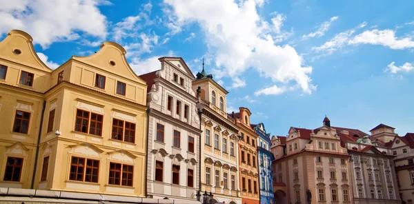 Casas em uma praça da cidade em Praga — Fotografia de Stock