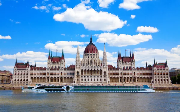 Yelkenli gemi önünde Parlamentosu, Budapeşte — Stok fotoğraf