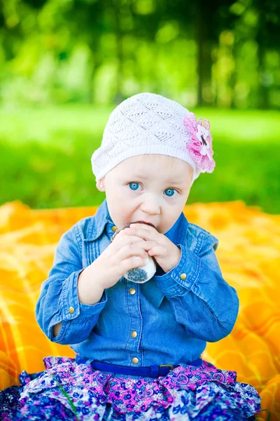 Eating Little Girl — Stock Photo, Image