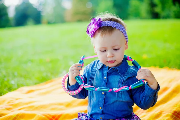 Mädchen mit Schmuck aus Süßigkeiten — Stockfoto