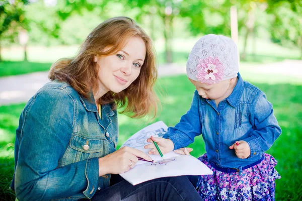 Mother and Daughter Drawing — Stock Photo, Image