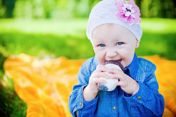 Kleines Mädchen isst Süßigkeiten — Stockfoto