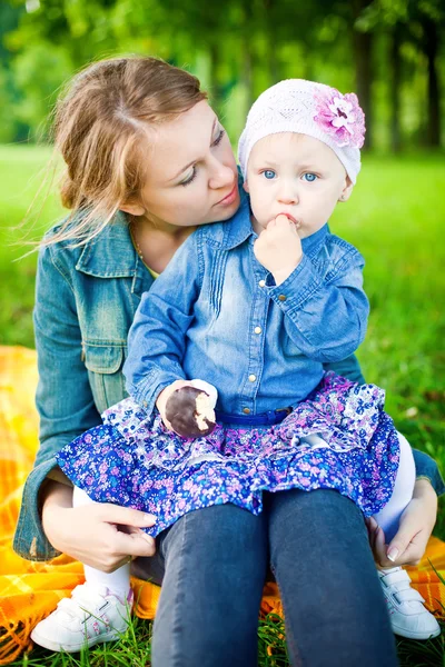 Mädchen isst Süßigkeiten — Stockfoto