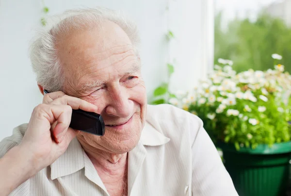 Anciano disfrutando de una conversación telefónica —  Fotos de Stock