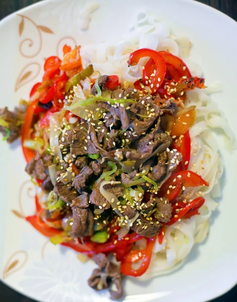 Fideos de arroz con carne y verduras — Foto de Stock