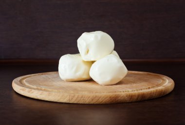 bir tahta üzerinde Mozzarella peyniri