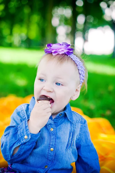 Mädchen isst Süßigkeiten — Stockfoto