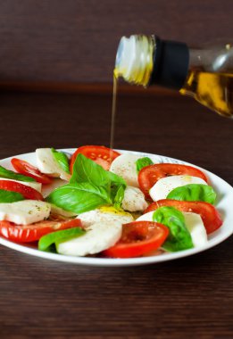 dökme zeytinyağı ile Caprese salatası