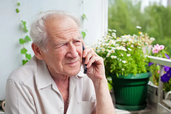 Triste homem sênior com telefone — Fotografia de Stock