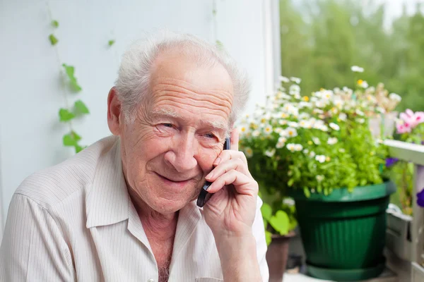 Agradável Senior Falando no telefone — Fotografia de Stock