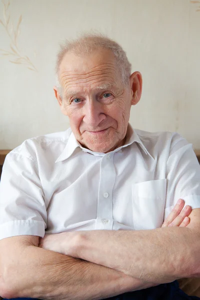 Smiling Senior Man With Crossed Arms — Stock Photo, Image