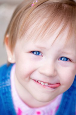 küçük kız onun dilini çıkarmış