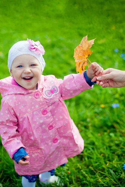 Fille tenant une feuille d'érable orange — Photo