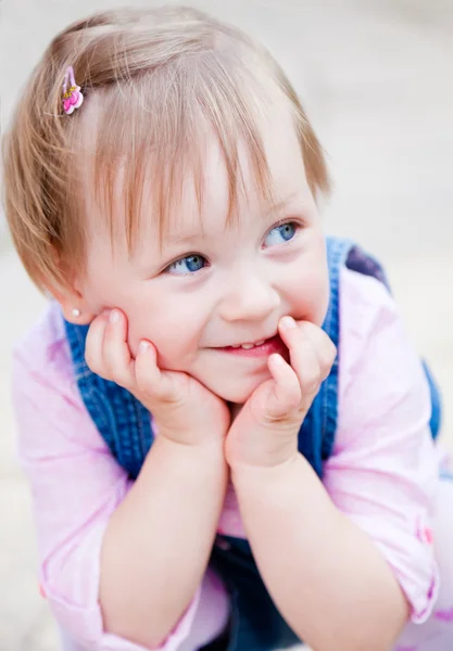 Niedliches kleines Mädchen — Stockfoto