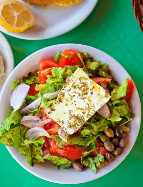 Traditioneller griechischer Salat — Stockfoto